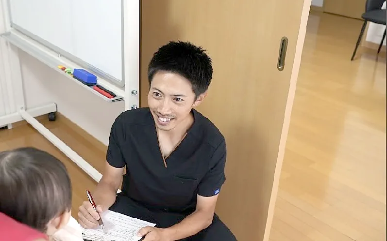 院長がお子さんと話しているようす
